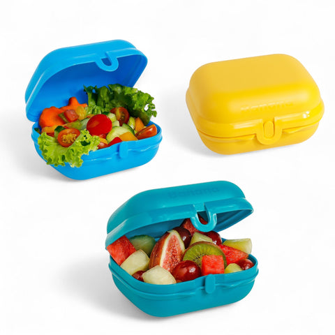 Banana 600ml food-grade PP plastic lunch box with hinged lid, shown in blue and yellow, filled with salad or fruit.
لانش بوكس سناكس و خضروات و فاكهه