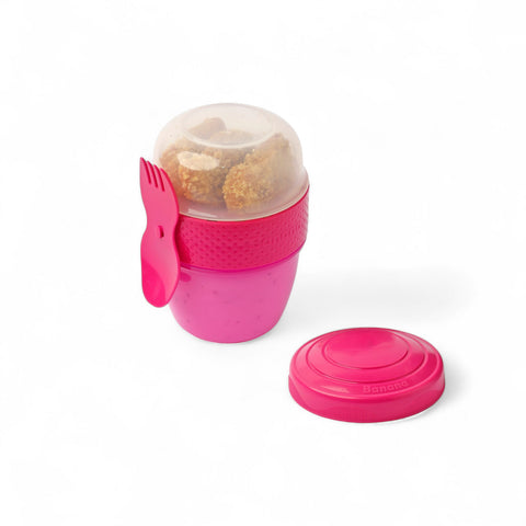 Banana 500ml snack cup in pink, with a clear lid, containing food and a pink spork attachment. Includes a spare lid.
شوكه و معلقه ، علبه سناكس ، كب زبادى