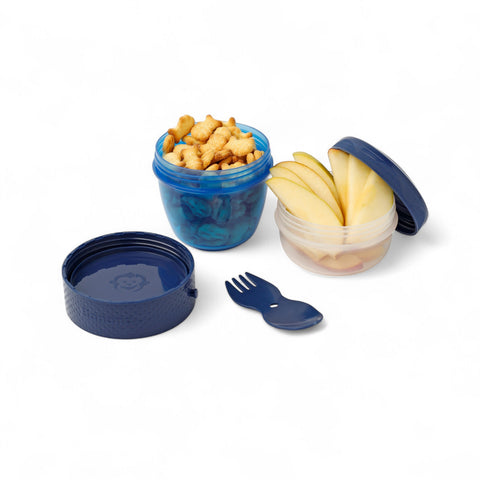 BananaHere 500 ml snack containers, one blue with crackers, one clear with apple slices. Includes blue lid and 2-in-1 fork spoon.
شوكه و معلقه ، علبه سناكس ، كب زبادى