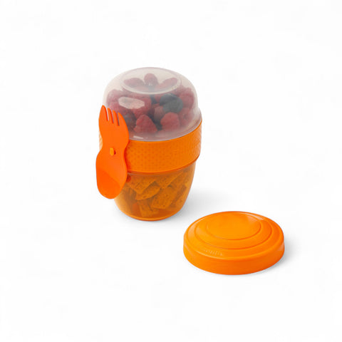 BananaHere Happy Cup 500 ml orange snack container with attached fork-spoon, filled with berries and crackers.
شوكه و معلقه ، علبه سناكس ، كب زبادى
علبه سلطه ، علبة ثلاجه
