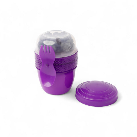 BananaHere 500ml purple snack cup with integrated fork and spoon, filled with blueberries.
شوكه و معلقه ، علبه سناكس ، كب زبادى