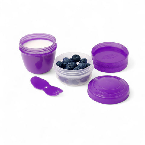 BananaHere 500ml snack container with two purple cups, one filled with yogurt, one with blueberries, and a purple spork.
شوكه و معلقه ، علبه سناكس ، كب زبادى