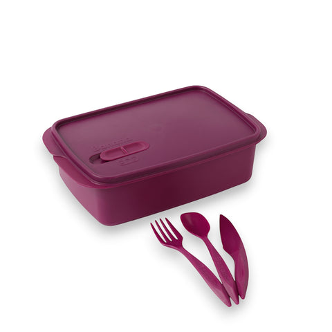 Banana 1.5L lunch box in plum with removable splitter and cutlery set. Made from food-approved PP material.