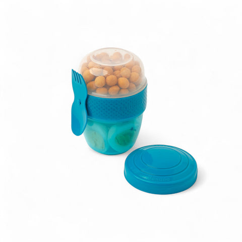 BananaHere 500ml snack cup with blue fork-spoon combo, clear lid, and separate blue lid. Holds snacks like nuts and sliced eggs.
شوكه و معلقه ، علبه سناكس ، كب زبادى
علبه سلطه ، علبة ثلاجه