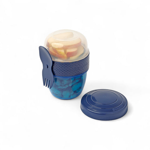 Banana 500ml snack cup with blue textured grip, transparent lid, and attached blue fork-spoon utensil. Filled with apple slices.
شوكه و معلقه ، علبه سناكس ، كب زبادى