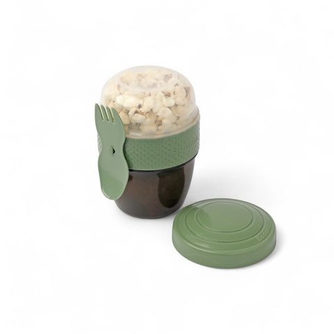BananaHere 500ml snack cup with integrated fork-spoon, green, PP5 plastic, ideal for yogurt, fruit, or dips.
شوكه و معلقه ، علبه سناكس ، كب زبادى
علبه سلطه ، علبة ثلاجه